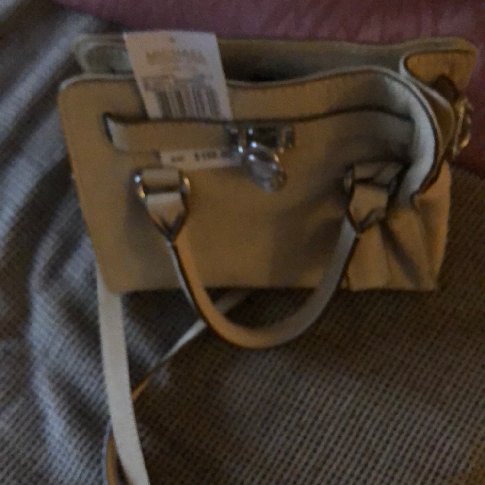 MICHAEL KORS SMALL  LEATHER HANDBAG. COLOR:Vanilla